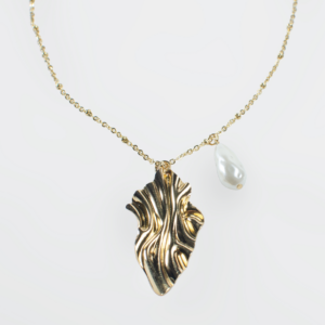 Dije con diseño de hoja abstracto y perla colgante